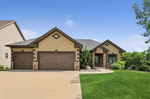 16636 Tanglewood Dr, Clive, IA 50325