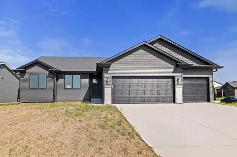 1912 E Clinton Pl, Indianola, IA 50125