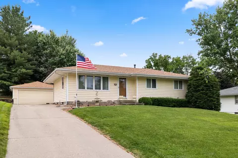 4601 Fairview Dr, Pleasant Hill, IA 50327