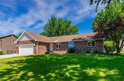 2730 E Leach Ave, Des Moines, IA 50320