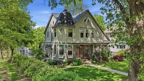 2831 Ridge Rd, Des Moines, IA 50312