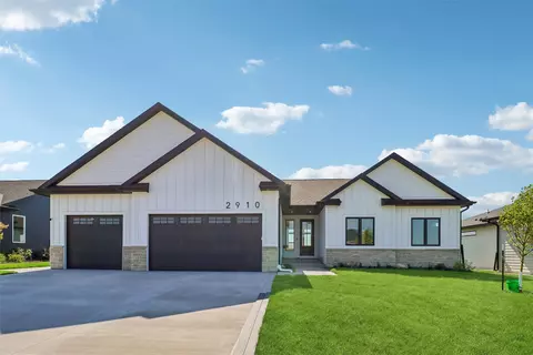2910 NW Beechwood Dr, Grimes, IA 50111