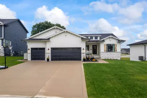 14916 Walnut Meadows Dr, Urbandale, IA 50323