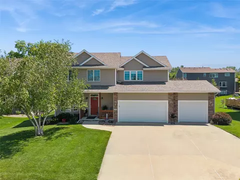 7502 Barnsley Dr, Johnston, IA 50131