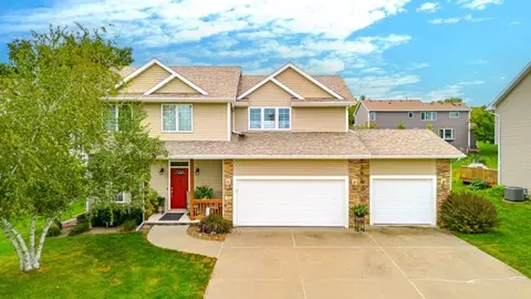 7502 Barnsley Dr, Johnston, IA 50131