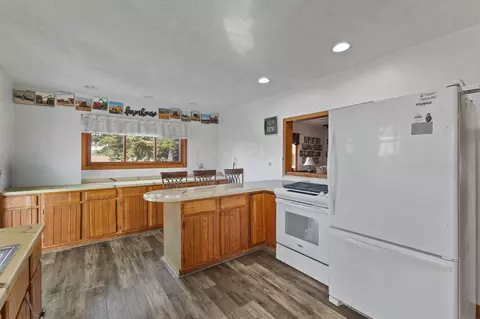 Kitchen - 2040 A Stuart Rd, Greenfield, IA 50849 photo 2 of 6