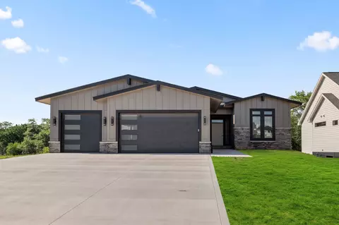 16515 Ironwood Ln, Waukee, IA 50263