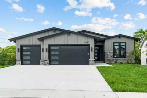 16515 Ironwood Ln, Waukee, IA 50263