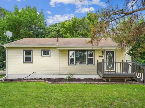 1724 E 29th St, Des Moines, IA 50317