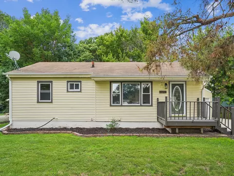 1724 E 29th St, Des Moines, IA 50317