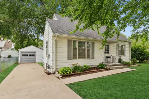 2006 50th St, Des Moines, IA 50310