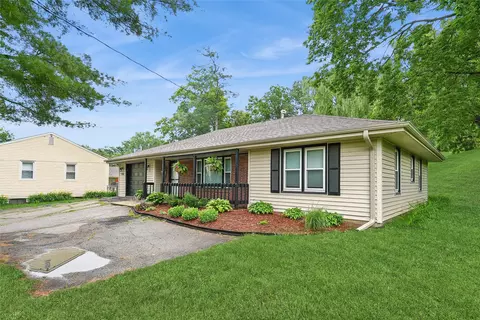 431 E Pleasant View Dr, Des Moines, IA 50315