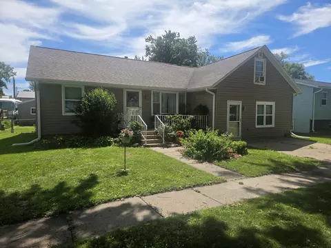 303 14th St, Grand Junction, IA 50107