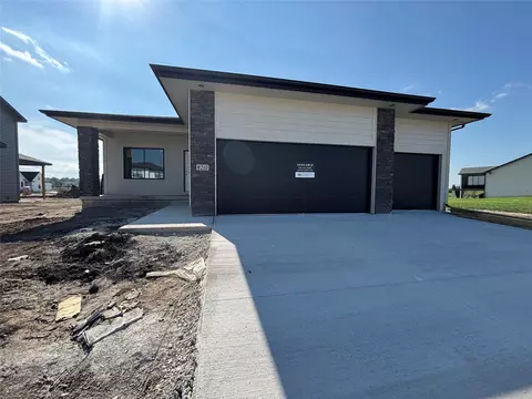 8210 Buckley Ct, Johnston, IA 50131