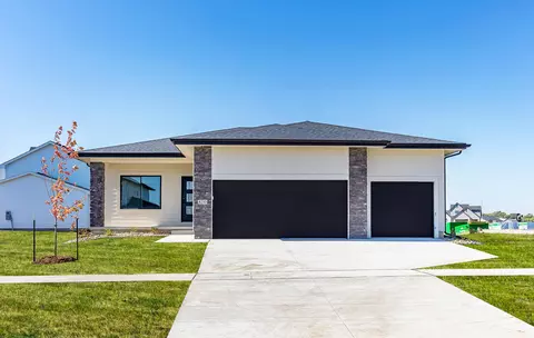 8210 Buckley Ct, Johnston, IA 50131