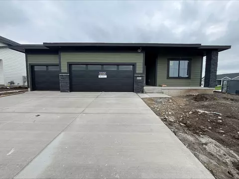 8205 Mahon Ct, Johnston, IA 50131