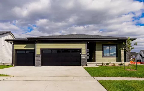 8205 Mahon Ct, Johnston, IA 50131