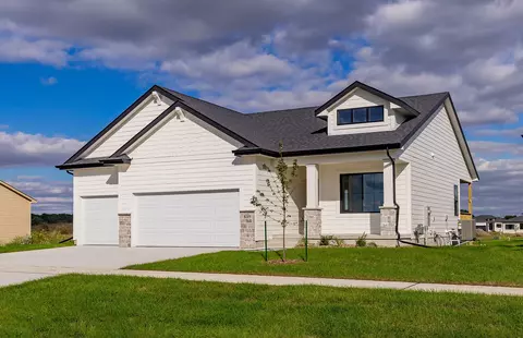 8209 Mahon Ct, Johnston, IA 50131
