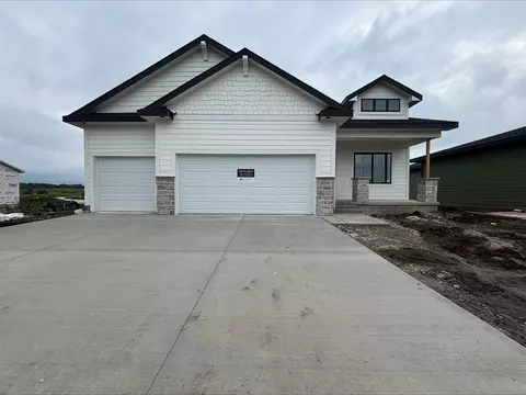 8209 Mahon Ct, Johnston, IA 50131