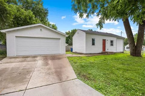 2925 E 37th St, Des Moines, IA 50317