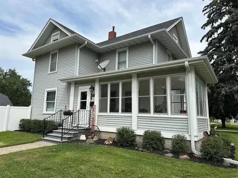 59 E Benton St, Winterset, IA 50273