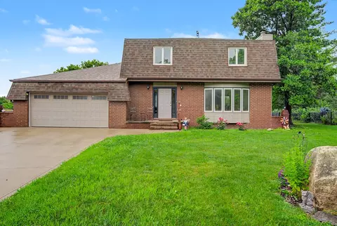 302 Village Cir, Altoona, IA 50009