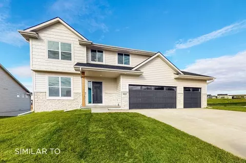 1009 Shady Lane Dr, Norwalk, IA 50211