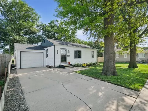 1117 W Desmont Dr, Knoxville, IA 50138
