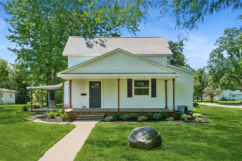 217 N 6th St, Adel, IA 50003