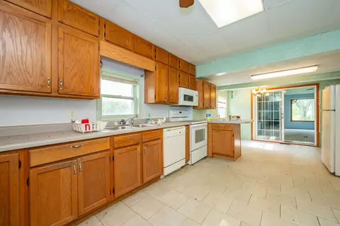 Kitchen - 20056 212th Ave, Leon, IA 50144 photo 4 of 4