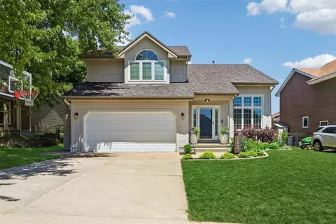 6805 Brookview Dr, Urbandale, IA 50322