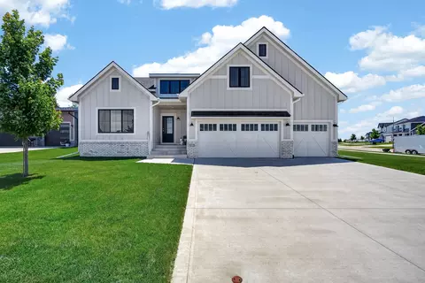 616 Elkwood Cir, Norwalk, IA 50211