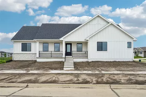 4324 Westgate Pkwy, Clive, IA 50325