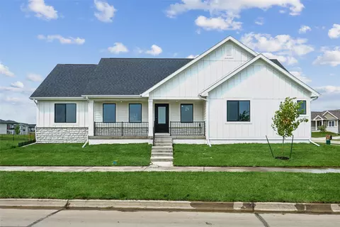 4324 Westgate Pkwy, Clive, IA 50325