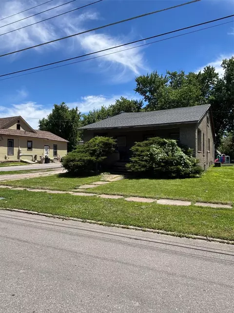 410 E 8th St S, Newton, IA 50208