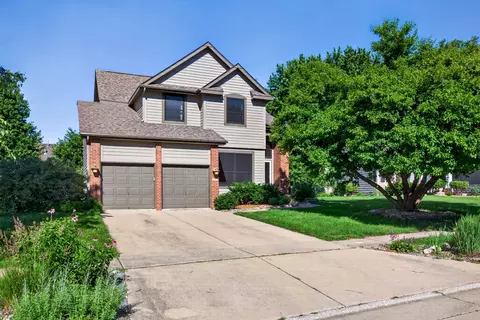 704 76th St, West Des Moines, IA 50266