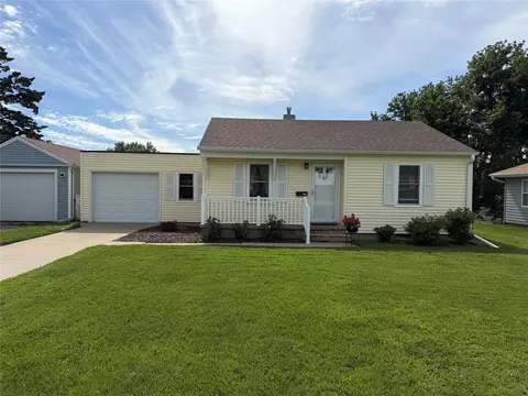 309 E 20th St S, Newton, IA 50208