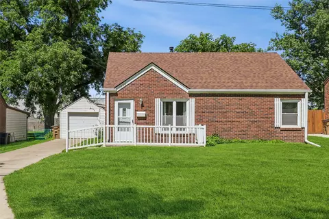 1118 69th St, Windsor Heights, IA 50324