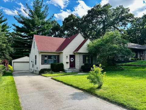 6110 Woodland Rd, Des Moines, IA 50312