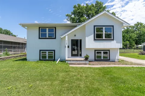 715 N 3rd Ave, Winterset, IA 50273