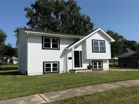 715 N 3rd Ave, Winterset, IA 50273