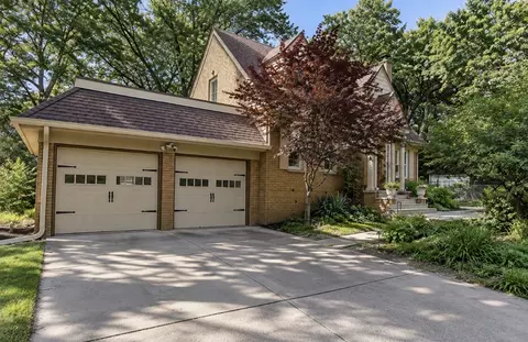 5905 Walnut Hill Dr, Des Moines, IA 50312