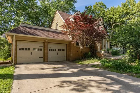 5905 Walnut Hill Dr, Des Moines, IA 50312