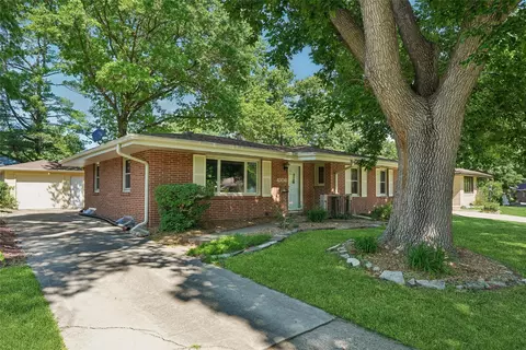 4106 43rd St, Des Moines, IA 50310