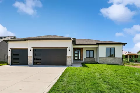 17530 Northview Dr, Urbandale, IA 50323