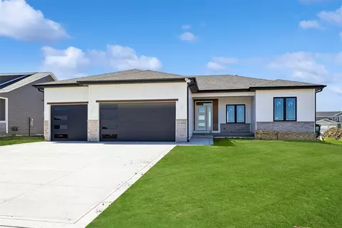 17530 Northview Dr, Urbandale, IA 50323