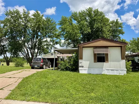 500 Hyvee Rd #27, Chariton, IA 50049