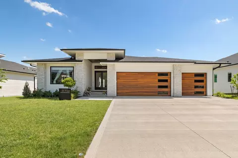 17734 Townsend Dr, Clive, IA 50325