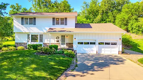 1327 S 4th Ave W, Newton, IA 50208