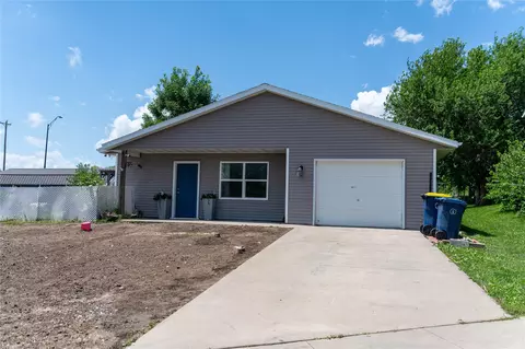 13 Brook Cir, Pella, IA 50219
